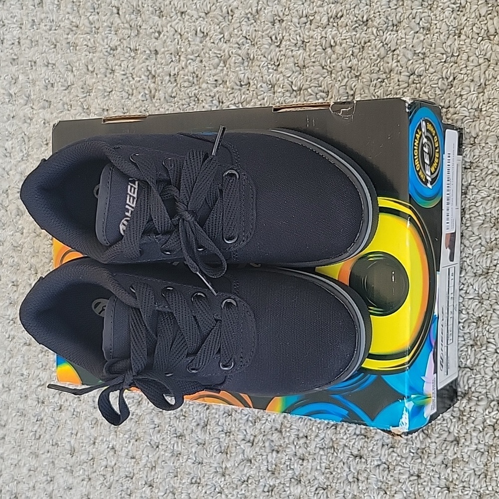 Heelys wheeled sneaker NWOT